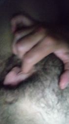 Ma petite chatte poilue n’attend que de jouir