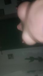 Ma poitrine déborde de ma nuisette transparente