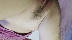 Elle prend du plaisir quand ils sont là sperme dans la chatte