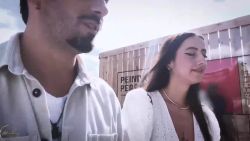 Hellolimoon reçoit une grosse bite sans capote et termine avec une éjac faciale intense