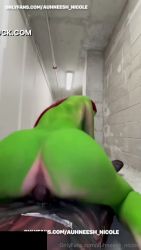 Jeune femme mince en cosplay Gamora baise dans un couloir mobile