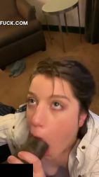 Amatrice brune se fait facefuck par une grosse bite noire