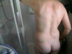 Je me savonne lentement pendant que l’eau coule sur ma peau brune