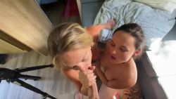 Jade Santos pipe à deux dans le bungalow