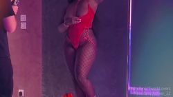 Jeune Française twerke en résille et oreilles de lapin chez elle