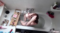 Amatrice rousse solo se touche vraiment dans le bain