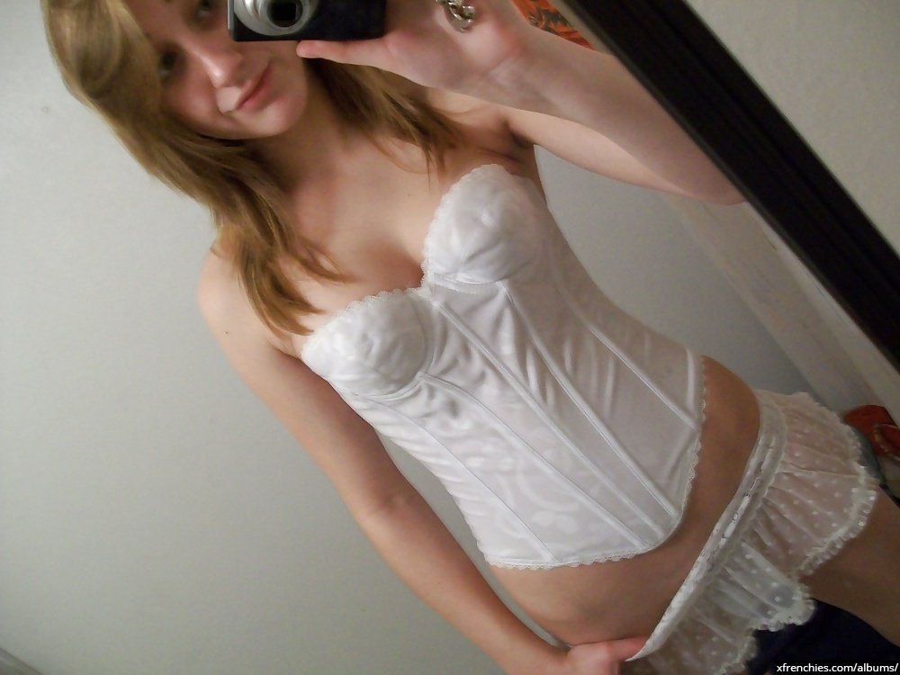 Sexy 18 year old brunette naked in photo n°11
