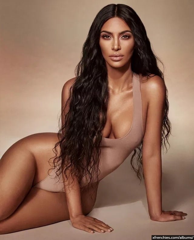 Sexy photos of Kim Kardashian in her underwear n°25
