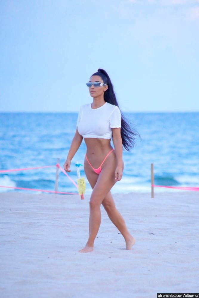 Sexy photos of Kim Kardashian in her underwear n°27
