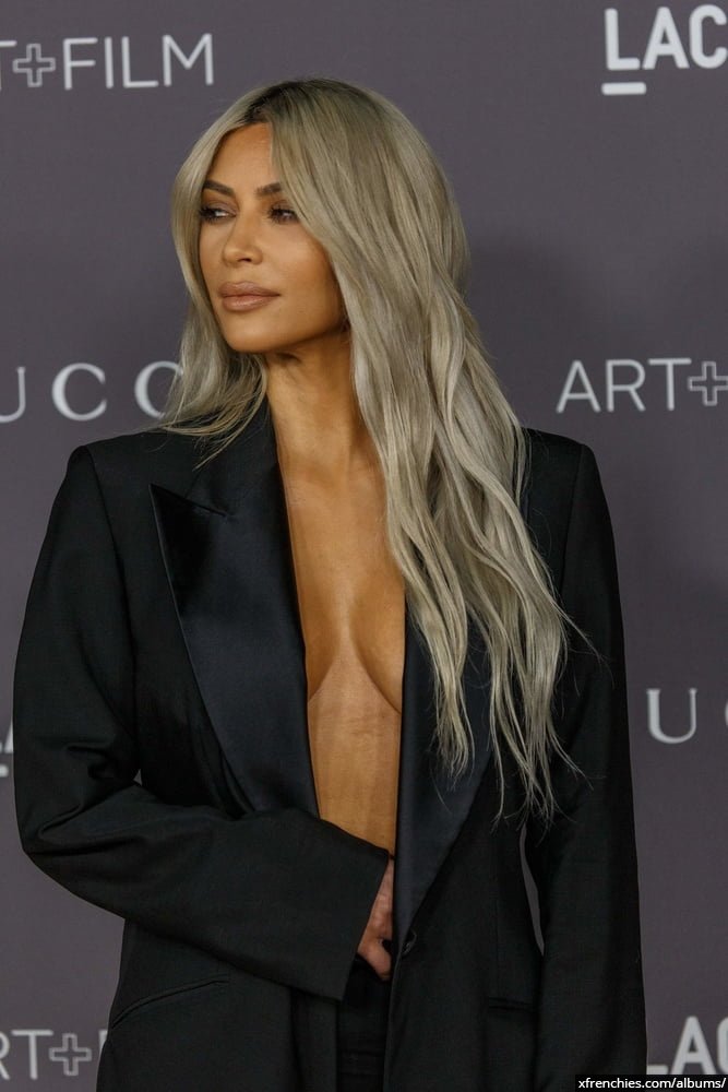 Sexy photos of Kim Kardashian in her underwear n°54