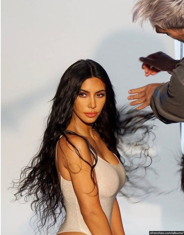 Sexy photos of Kim Kardashian in her underwear n°89