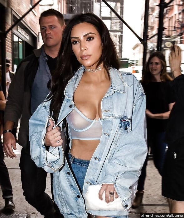 Sexy photos of Kim Kardashian in her underwear n°96