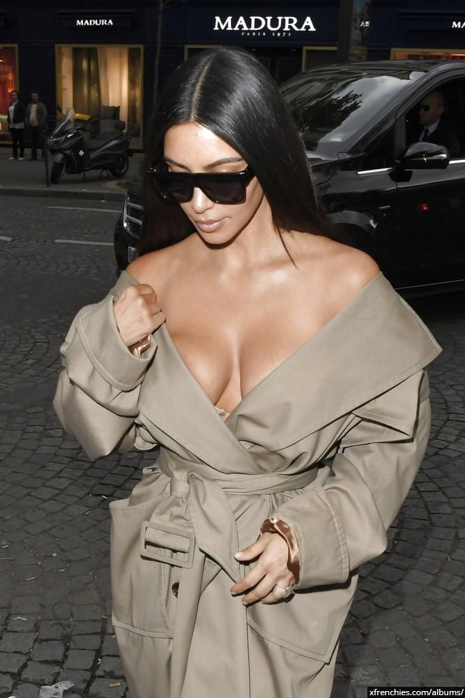 Sexy photos of Kim Kardashian in her underwear n°101
