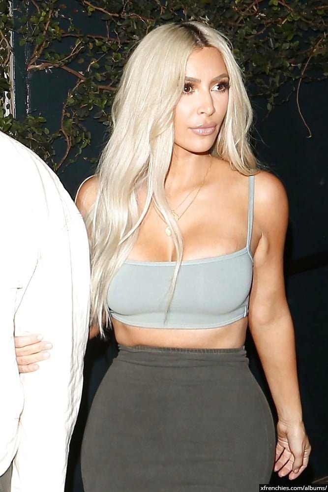 Sexy photos of Kim Kardashian in her underwear n°108