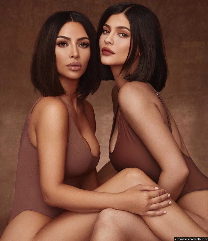 Sexy photos of Kim Kardashian in her underwear n°116
