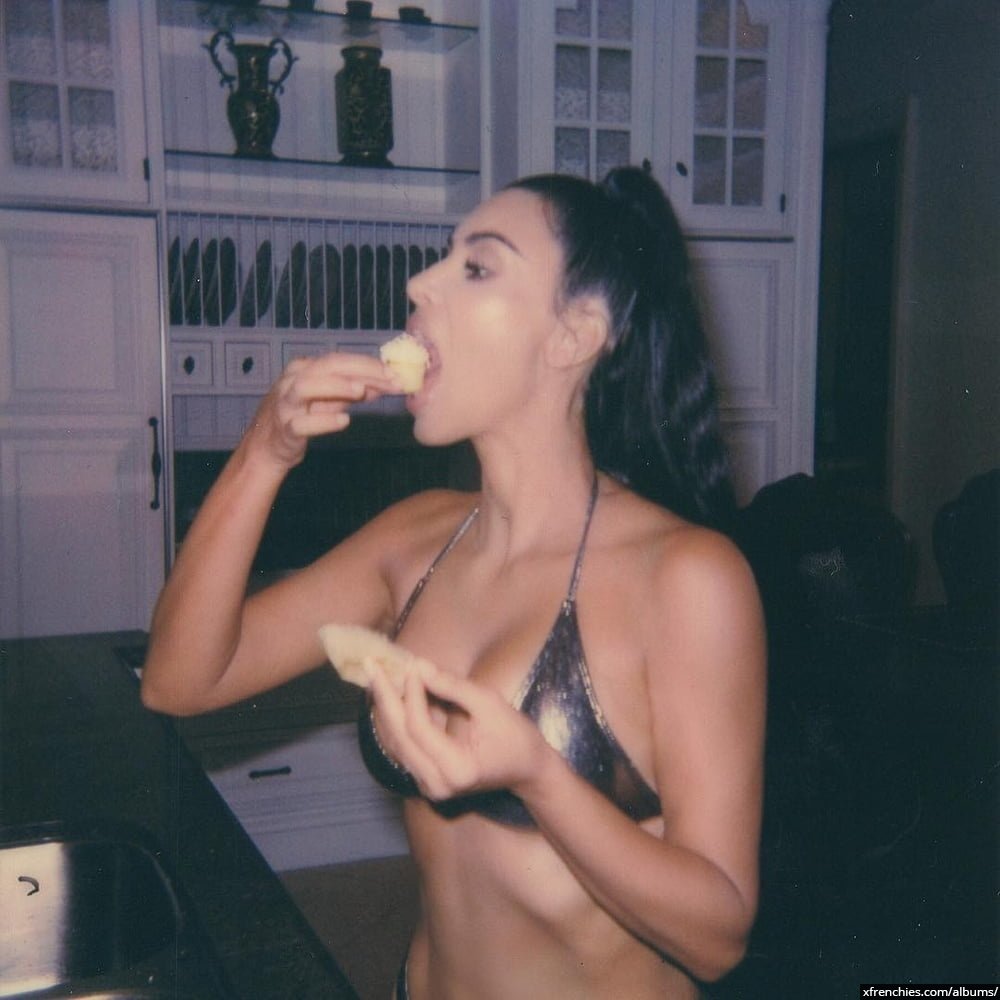 Sexy photos of Kim Kardashian in her underwear n°118