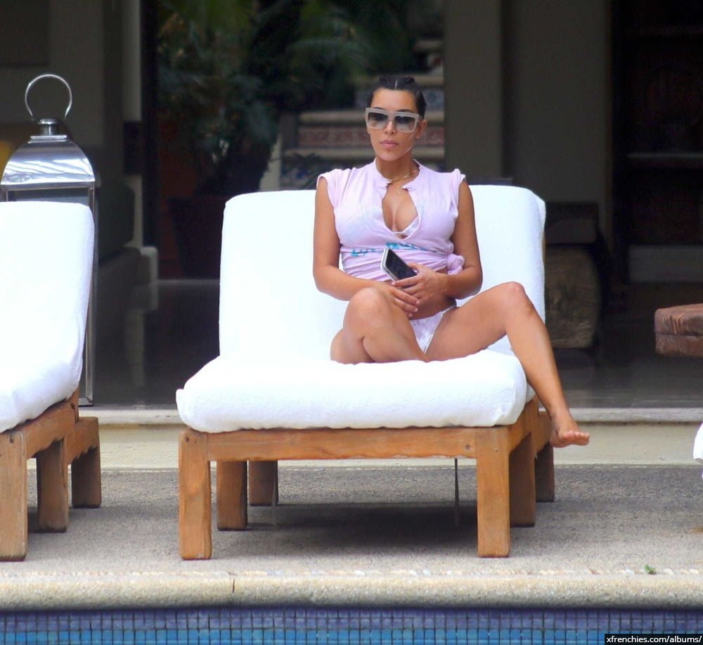 Sexy photos of Kim Kardashian in her underwear n°126