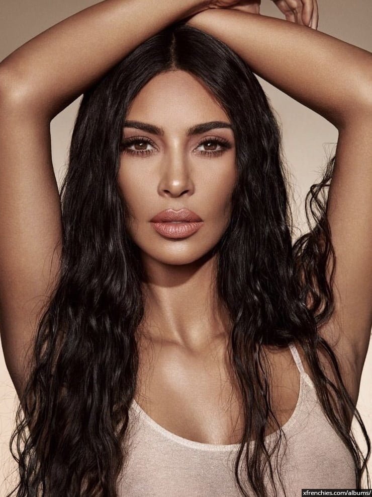 Sexy photos of Kim Kardashian in her underwear n°130