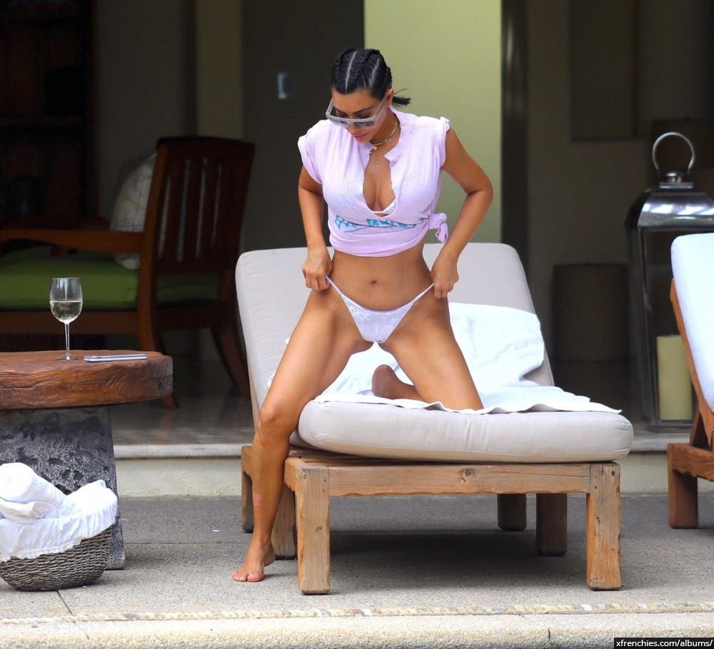 Sexy photos of Kim Kardashian in her underwear n°132