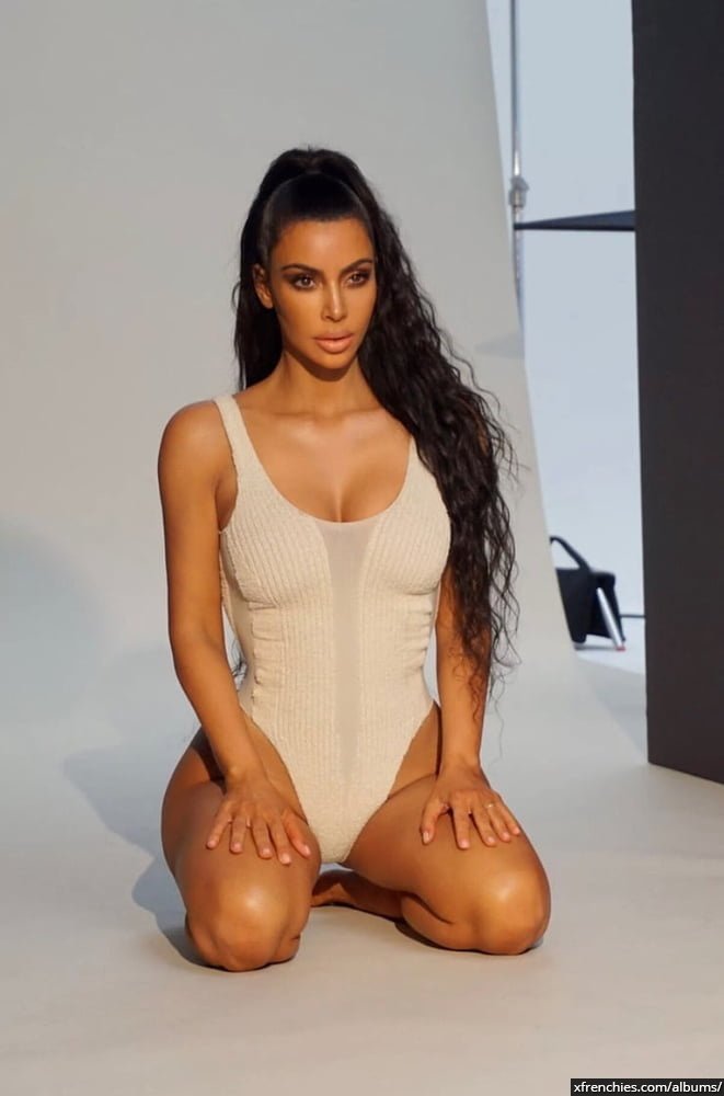 Sexy photos of Kim Kardashian in her underwear n°21
