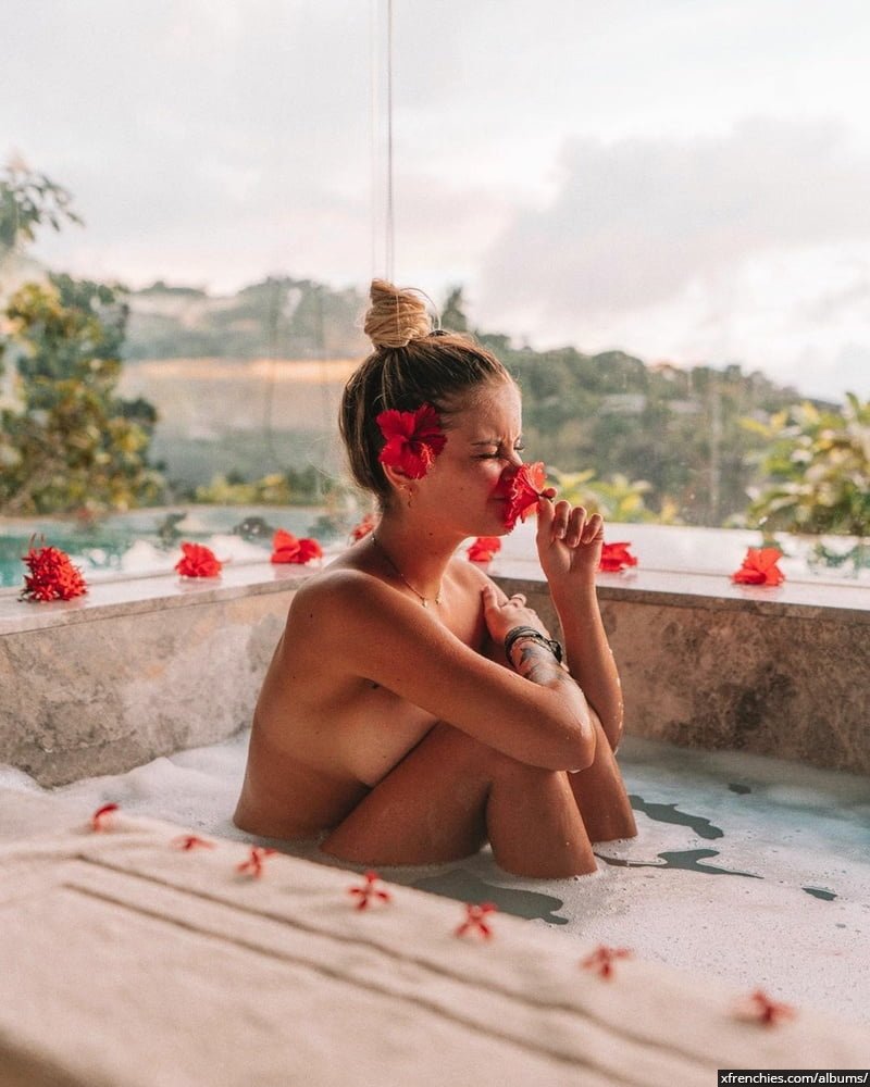 Photos très sexy et chaude de la youtubeuse Romy (Romane) n°16
