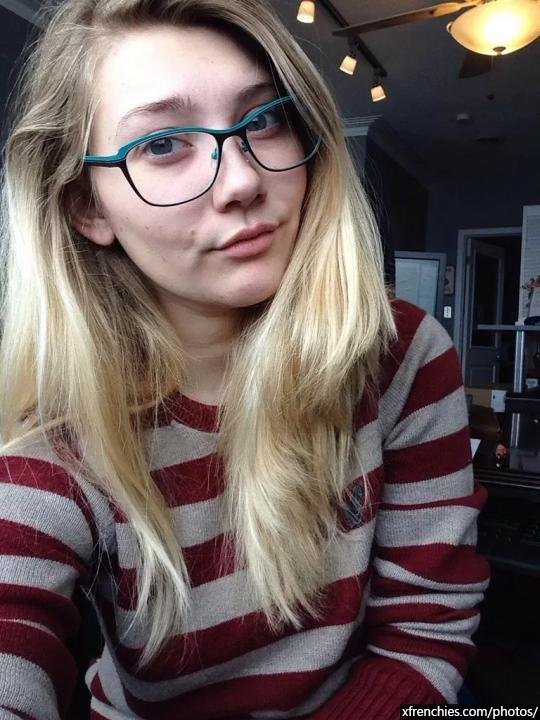 My hot teen girlfriend nude for you n°3