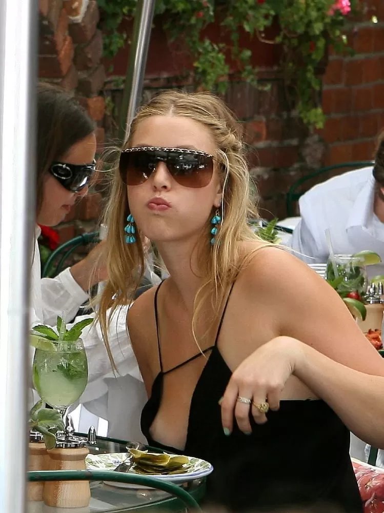 Compilation : Oops a tits that exceed in public n°37