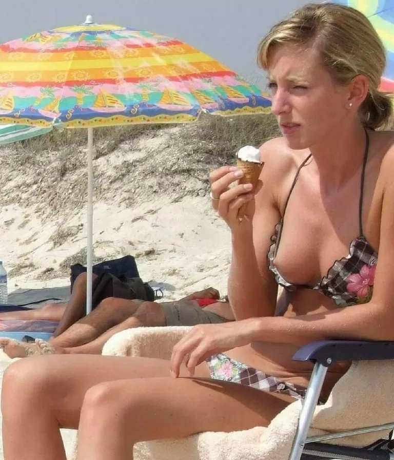 Compilation : Oops a tits that exceed in public n°44
