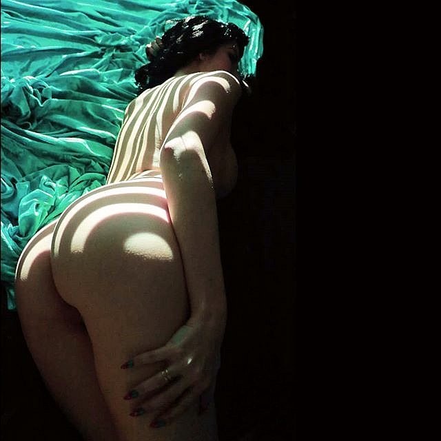 Leak Mym Fans of the actress and model Elsa Oesinger sexy brunette n°4