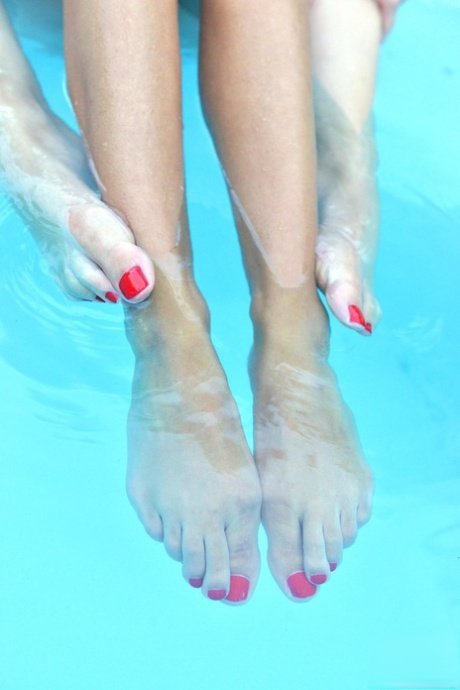 Deux lesbiennes utilisent leurs pieds pour se doigter devant la piscine n°1