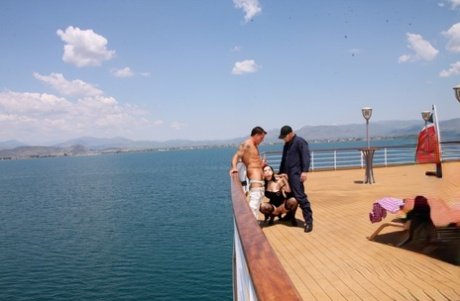 Il baise sa femme avec un inconnu sur le pont n°20