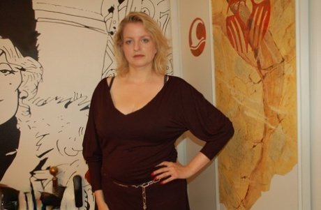 Mature blonde avec des obus porte une lingerie sexy n°4