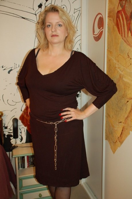 Mature blonde avec des obus porte une lingerie sexy n°15